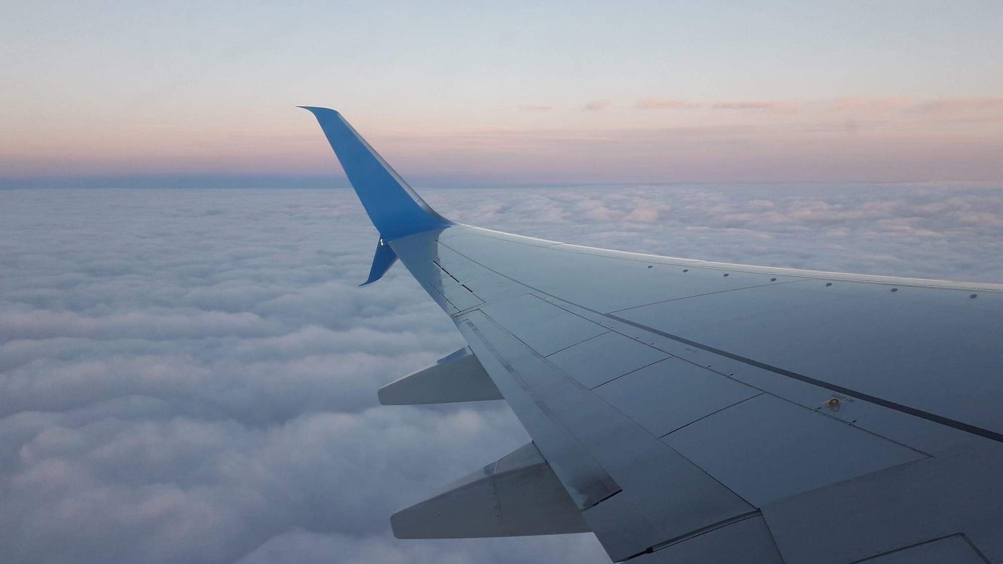 Vue d’un hublot d’avion au-dessus des nuages