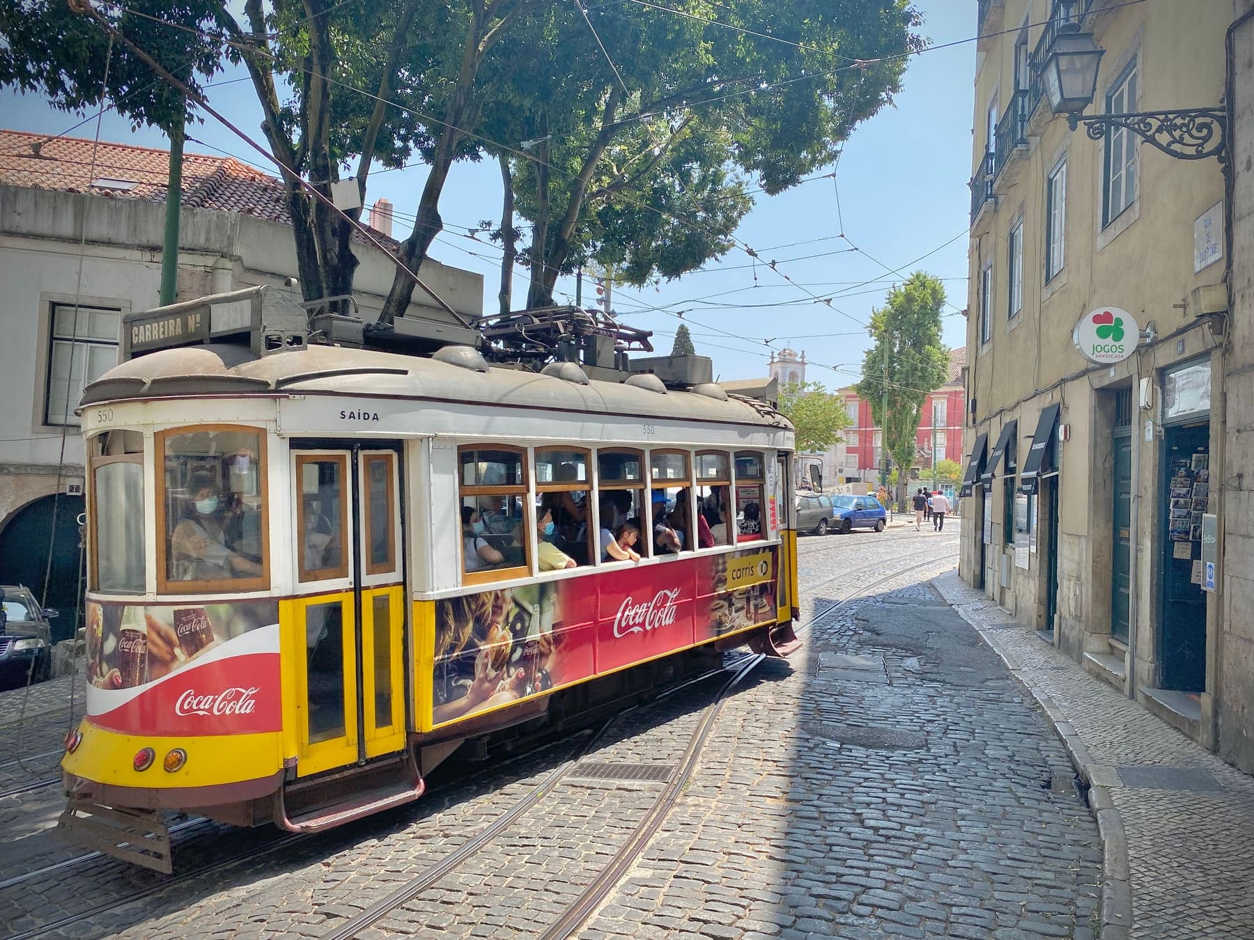 Tramway dans le quartier de l’Alfama à Lisbonne